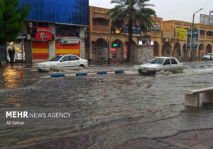 وضعیت خیابانهای بندرعباس؛ معابر تبدیل به رودخانه شده است