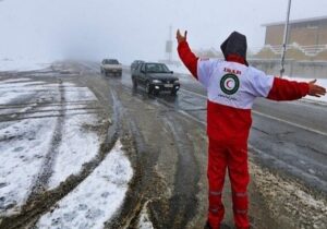 نجات خودرو پژو ۴۰۵ واژگون شده در تیران و کرون توسط نجاتگران هلال احمر