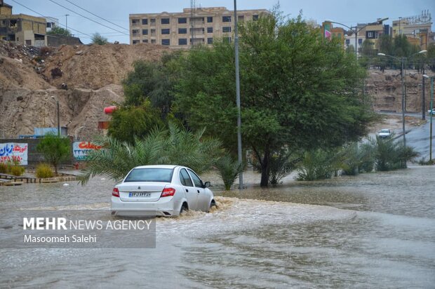 وضعیت محورهای ساحلی شهر بندرعباس؛ تردد خودروها سخت است