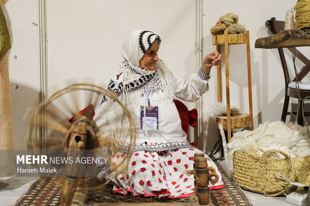 «محفل دانایی»؛ روایت هویت زن ایرانی در میان ۱۶۴ غرفه جشنواره اقوام