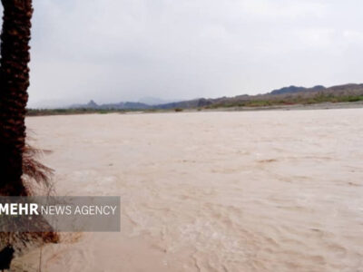 محور ارتباطی میناب به کریان بر اثر طغیان رودخانه فصلی مسدود شد