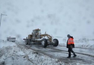 عملیات برف روبی محور اسالم – خلخال توسط راهداران تالش