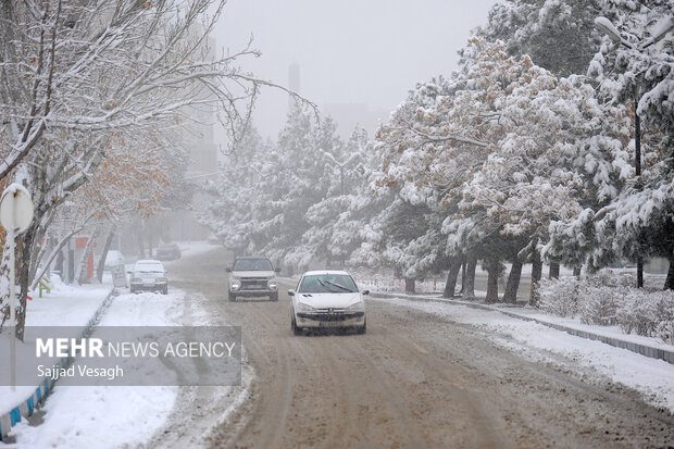 بارش برف در محور ارتباطی ایلام - بدره