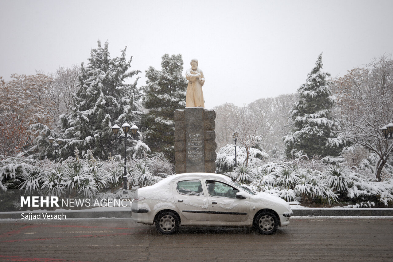 کاهش دید در گردنه گدوک فیروزکوه بر اثر برف و کولاک کاهش دید در گردنه گدوک فیروزکوه بر اثر برف و کولاک