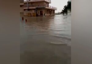 خیابان ساحلی «دیر» پس از بارندگی