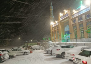 اسکان ۱۲۰ مسافر گرفتار برف در بقعه امام زاده سید محمد علوی مشهد