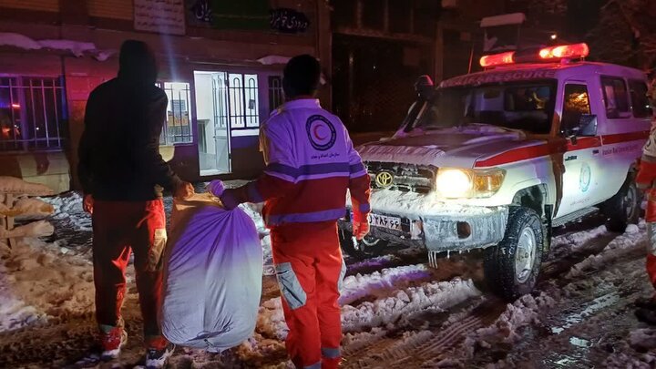 امدادرسانی هلال‌احمر فریمان به گرفتارشدگان در برف و کولاک