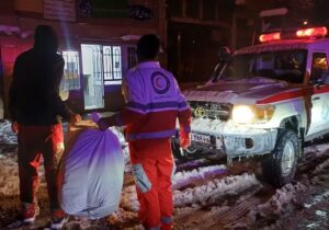 امدادرسانی هلالاحمر فریمان به گرفتارشدگان در برف و کولاک