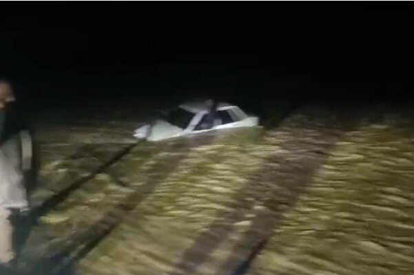 نجات سرنشین خودروی گرفتار در سیلاب رودخانه جغین هرمزگان