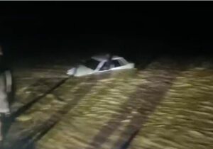 نجات سرنشین خودروی گرفتار در سیلاب رودخانه جغین هرمزگان