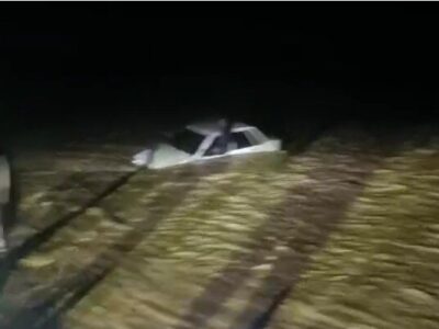 نجات سرنشین خودروی گرفتار در سیلاب رودخانه جغین هرمزگان