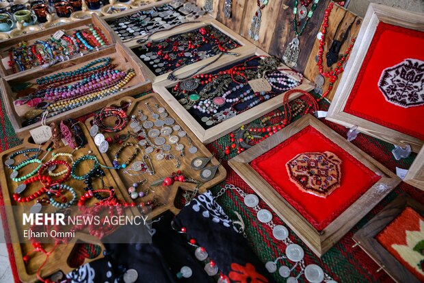 نمایشگاه و بازارچه صنایع‌دستی ویژه شب چله در سنندج