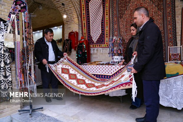 نمایشگاه و بازارچه صنایع‌دستی ویژه شب چله در سنندج