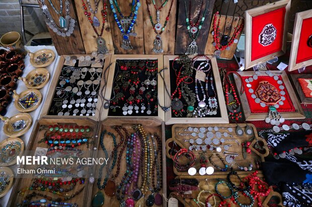 نمایشگاه و بازارچه صنایع‌دستی ویژه شب چله در سنندج