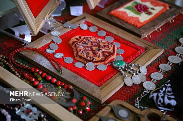 نمایشگاه و بازارچه صنایع‌دستی ویژه شب چله در سنندج