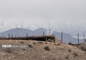 تداوم بارش برف در قله تشگر هرمزگان؛ سفیدپوشی ارتفاعات پایین‌دست