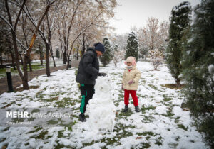 شادی مردم مشهد از بارش برف پاییزی