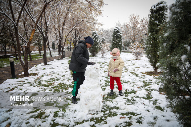 شادی مردم مشهد از بارش برف پاییزی