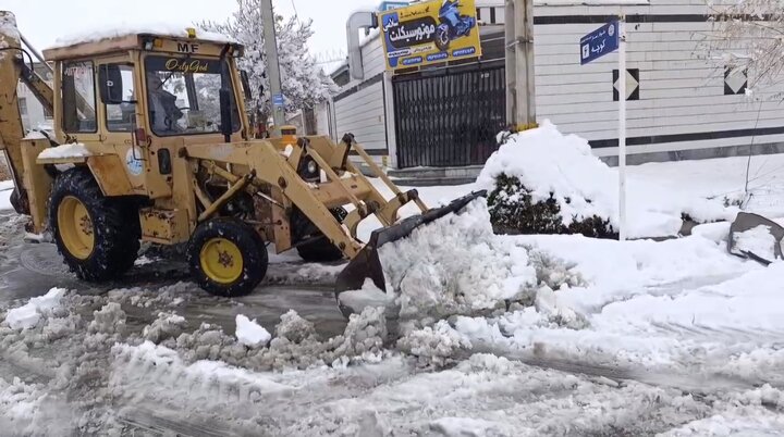 ۱۵ دستگاه تراکتور و تجهیزات برای خدمات‌رسانی فعال هستند