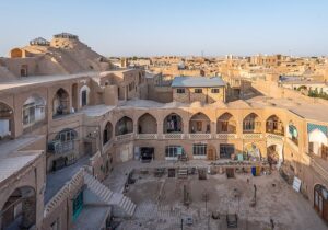 آسیب بارشها به قسمتی از تیمچه بخشی در بازار بزرگ کاشان