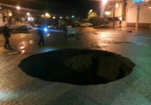 فرونشست زمین در چهارراه پگاه بندرعباس