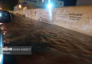 قایق سواری جوانان در معابر بندر کنگ