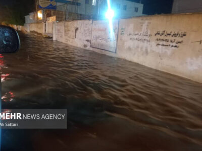 قایق سواری جوانان در معابر بندر کنگ
