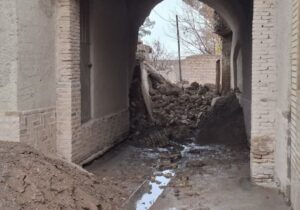 نفوذ روان آب باعث ریزش و تخریب بخشی از دروازه پنجاهه نائین شد