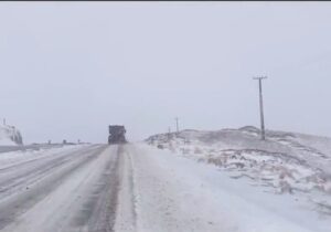 بارش برف ۲ محور شهرستان بوانات را مسدود کرد