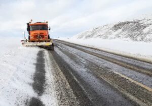 حضور راهداران دلیجان برای برفروبی محور نراق- مشهد اردهال
