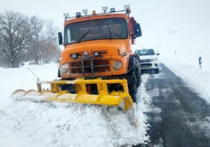 احتشامی: ۸۰ خودرو گرفتار در برف در محورهای مواصلاتی کاشان نجات یافتند
