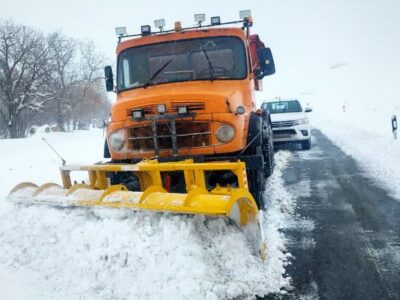احتشامی: ۸۰ خودرو گرفتار در برف در محورهای مواصلاتی کاشان نجات یافتند