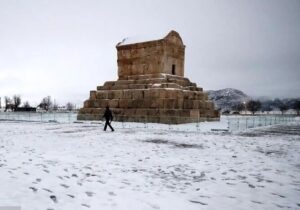 بارش برف در آرمگاه کوروش