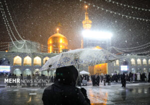 بارش برف در حرم مطهر امام رضا(ع)