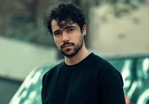 خواننده ترانه «برای»، باید «مبارزِ تماموقت» بماند؟/ چرا کسانی که خود از ارشاد مجوز دارند، مجوزگرفتن شروین حاجیپور را تقبیح میکنند؟