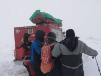 آتشنشانان شیراز، شهروند گرفتار در برف را نجات دادند