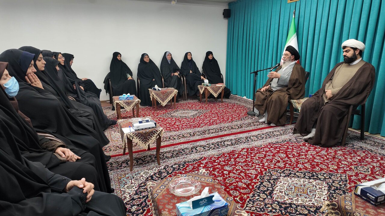 احسان به والدین در ردیف توحید است؛ حجاب، عامل صیانت از شخصیت زن