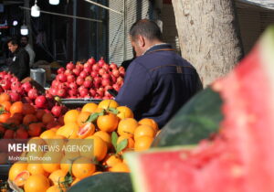 بازار شب یلدا داغ اما بی‌رمق؛فروشندگان از رکود و مردم ازگرانی می‌گویند