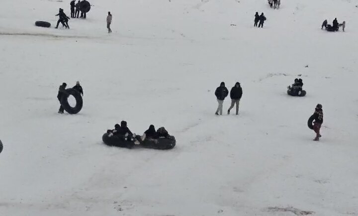 نشاط و شادابی خانوادگی با تیوپ سواری برفی در قوچان