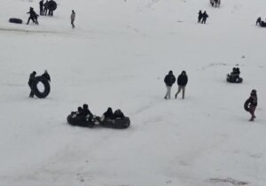 نشاط و شادابی خانوادگی با تیوپ سواری برفی در قوچان