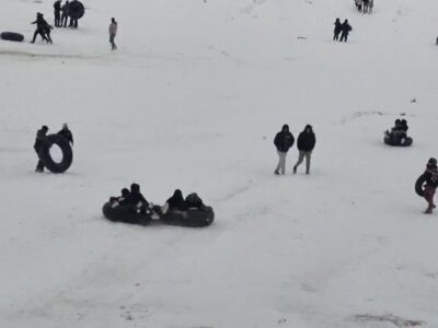 نشاط و شادابی خانوادگی با تیوپ سواری برفی در قوچان