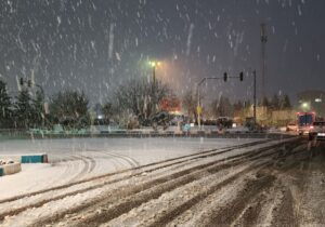 برف پاییزی خیابانها و کوچههای بجنورد را سفیدپوش کرد