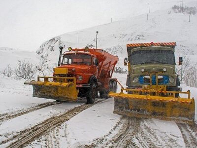 نمک‌پاشی و برفروبی محور کامو به قهرود در شهرستان کاشان