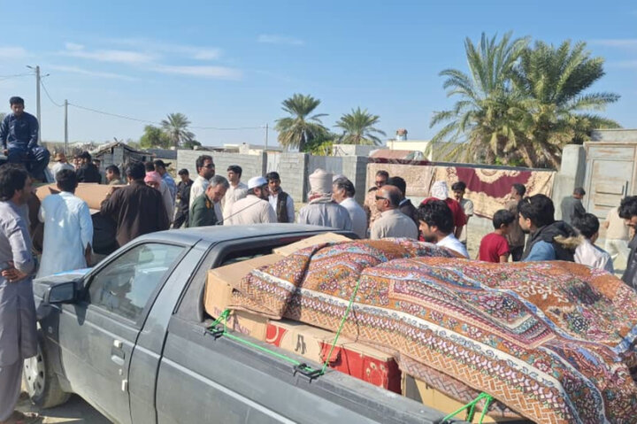 رسیدن کمک‌های مردم زرآباد سیستان و بلوچستان به سیل‌زدگان جاسک