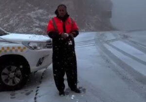 بارش برف در چهارمحال و بختیاری شدت گرفت؛ آماده‌باش کامل راهداران