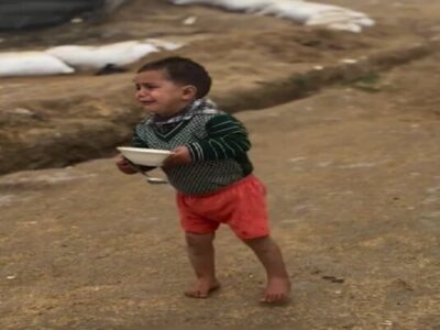 صحنه دردناک؛ کودکی زیر باران با بشقاب خالی و چشمان گریان+فیلم