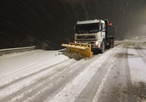 برف روبی شبانه محورهای ارتباطی در آذربایجان غربی