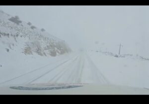 بارش سنگین برف وکولاک باعث مسدود شدن محور قهرود به کامو شد