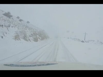 بارش سنگین برف وکولاک باعث مسدود شدن محور قهرود به کامو شد