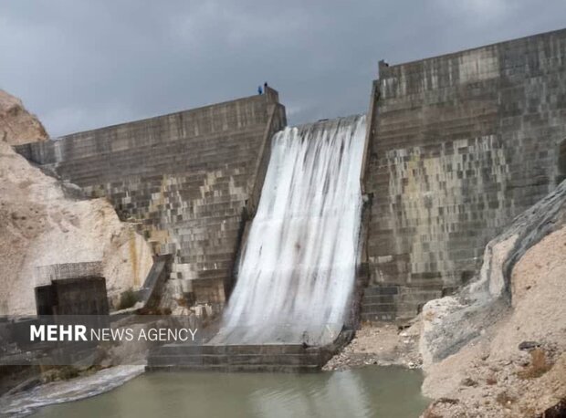 سرریز سد اخند عسلویه برای نخستین بار؛ مهار سیلاب و تأمین پایدار آب